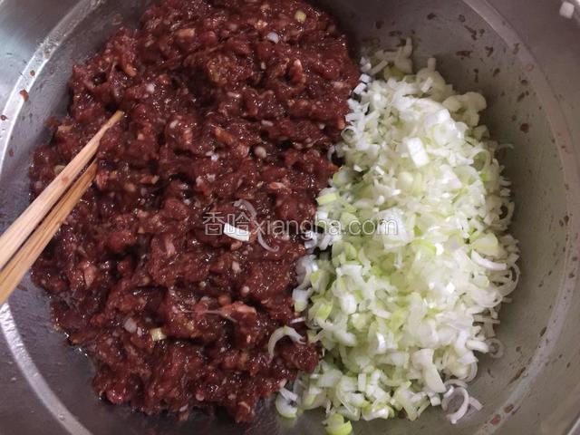 取大葱葱白4棵切成碎末，与调好味的肉馅拌匀后备用。