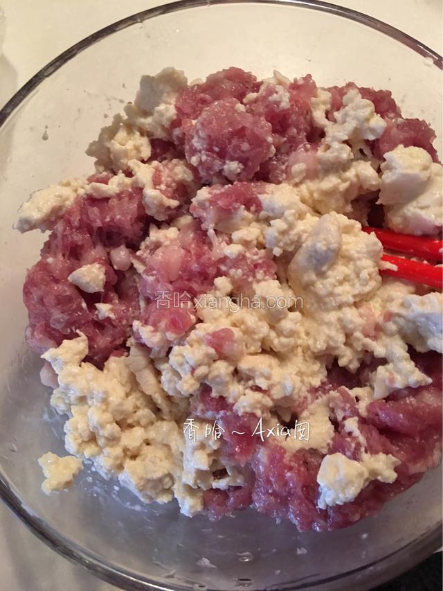 豆腐用勺子压碎，和肉拌匀