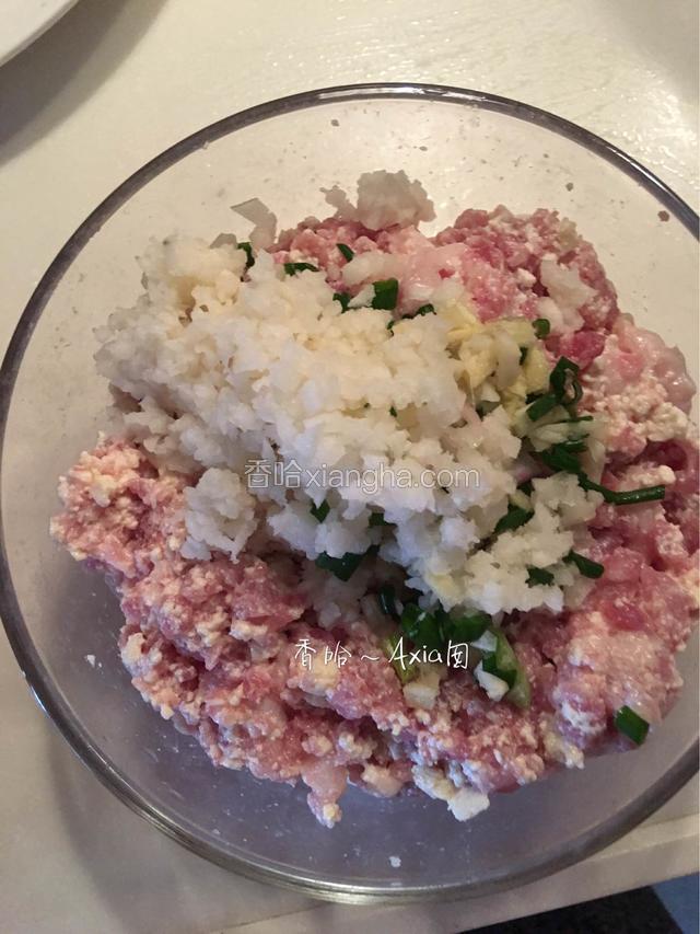 将姜葱蒜和马蹄，放到肉里拌匀