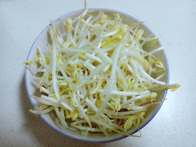 绿豆芽用清水淘洗干净。