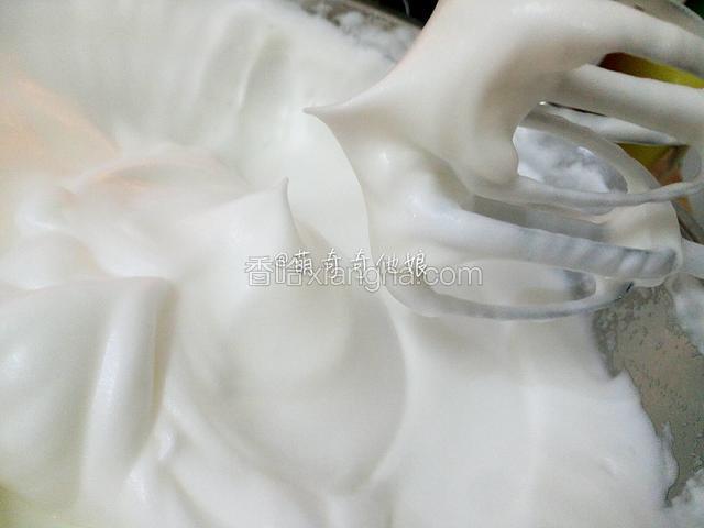蛋白中滴入几滴柠檬汁，分三次加入白糖打发至提起蛋抽呈细腻的小尖角状态。
第一次是打发至粗泡状态加入三分之一白糖，第二次是打发至秘密细腻泡沫加入三分之一白糖，第三次是打发至出现明显纹路时加入剩下的白糖。