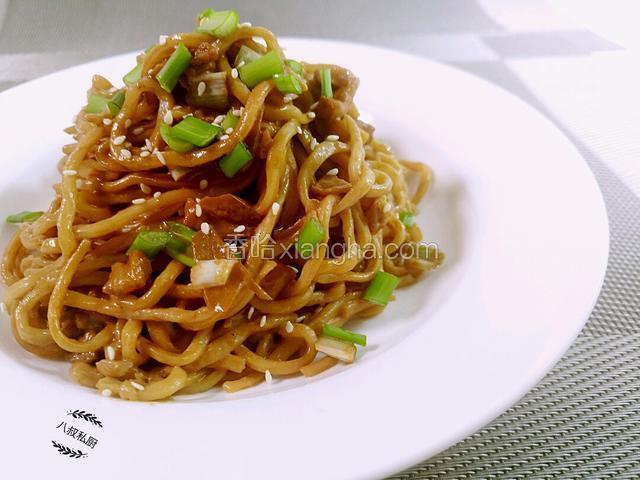 做热干面三步，一处理面条 ，二做料汁，三拌面。首先准备一下材料。