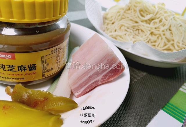材料有，面条，芝麻酱，五花肉，榨菜 葱，（盐，味精，酱油等，）