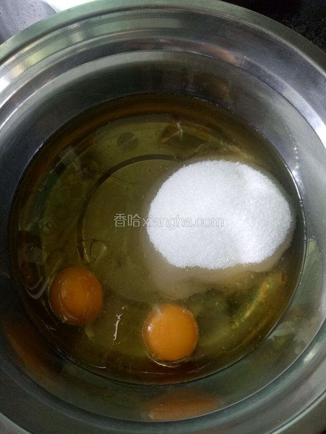 把猪油，玉米油，细砂糖，鸡（我做了这个菜谱的两份，所以放了两个鸡蛋）蛋放在一个盆，