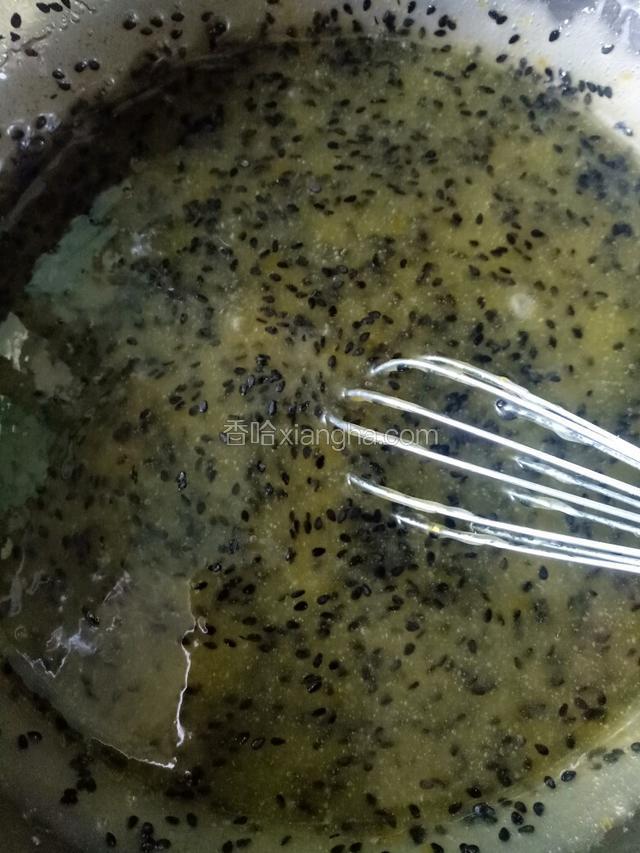再把黑芝麻倒入搅拌均匀，也是往一个方向拌。