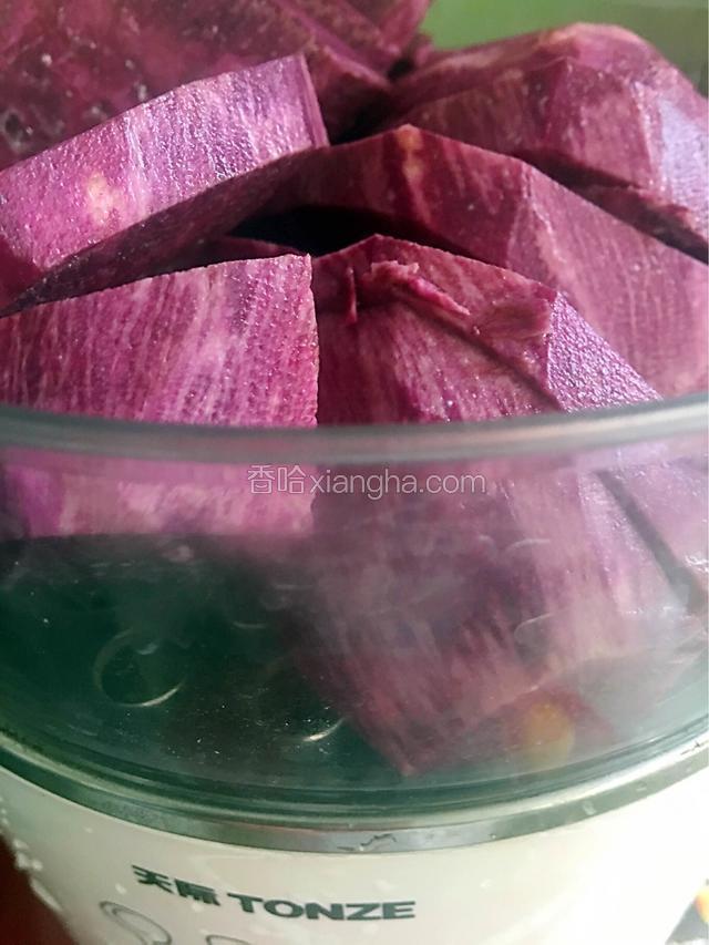 紫薯去皮切成薄片、上锅蒸熟