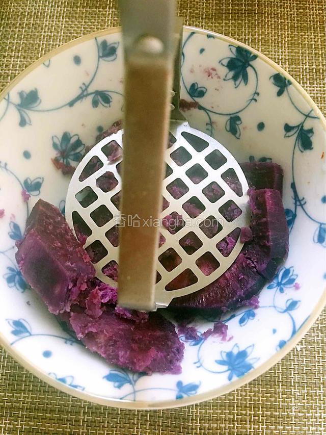 把蒸熟的紫薯压成泥状