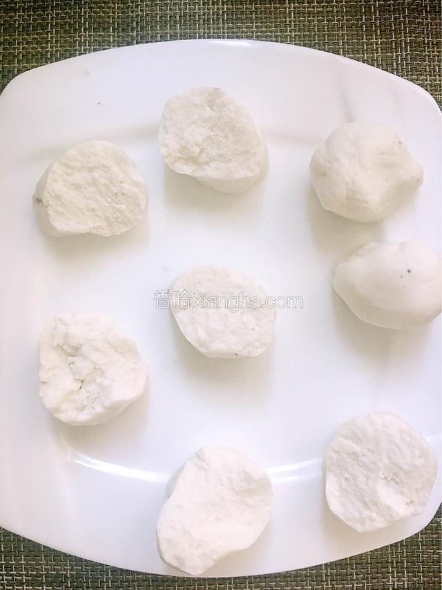 把糯米粉分成大小均匀的坨坨
