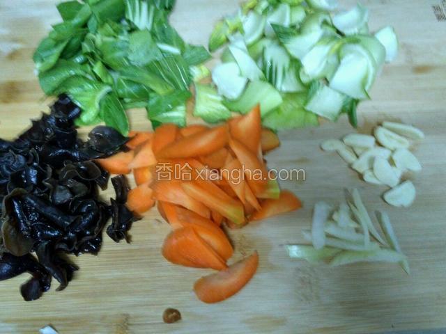 油菜帮、叶分开切块，木耳泡发瓣朵，胡萝卜切片，蒜切片，葱切丝。