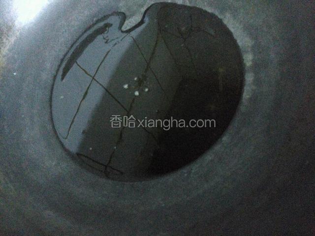 坐锅放油，小火烧热。