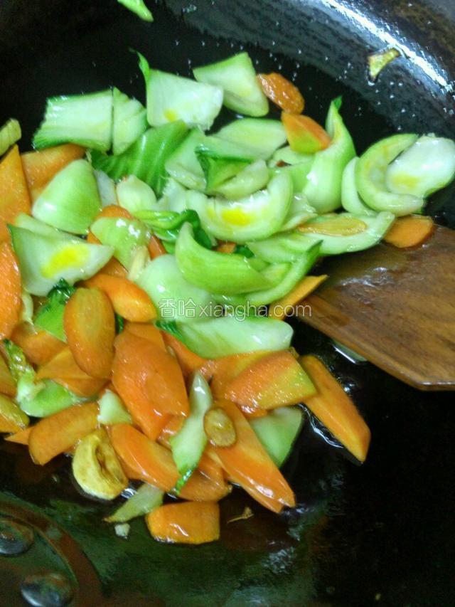 接着放油菜帮煸软。
