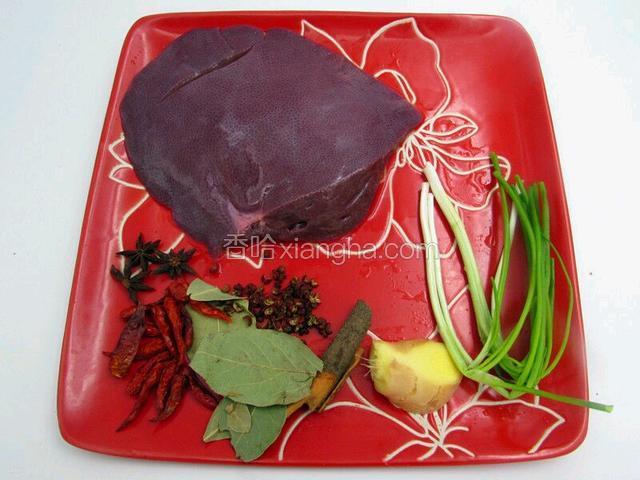 准备食材
主菜：猪肝300g
作料：生姜15g、小葱15g、桂皮10g、花椒3g、香叶3g、八角3个、干辣椒5g
调料：料酒10g、味极鲜生抽10g、老抽10g、鸡精5g、食盐5g、十三香5g
      蜂蜜10g、白糖5g、麻油5g、辣油5g、郫县豆瓣5g、熟芝麻1g