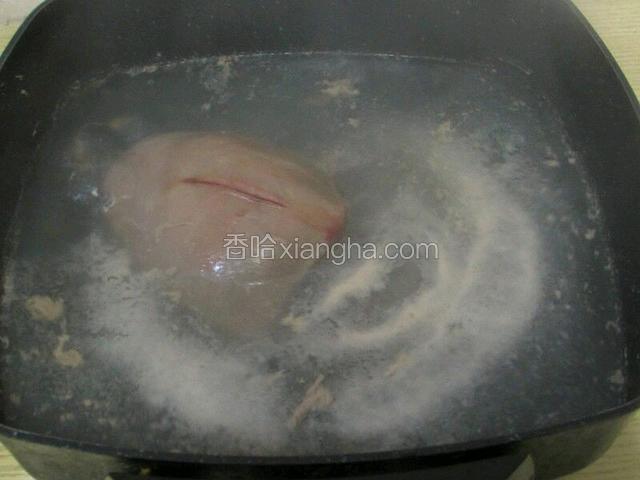猪肝焯水
1）提前可以在猪肝身上用刀划两下
2）猪肝腥气很重，水烧开后，放入猪肝，约五分钟，会看到漂满白沫。
3）捞起猪肝备用
