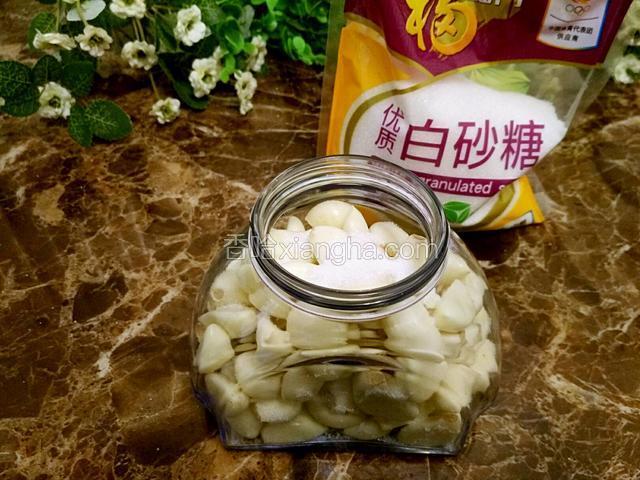 在蒜上倒些白砂糖～