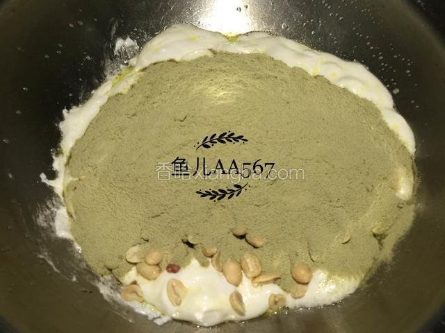 放入花生和混合好的奶粉抹茶粉，快速搅拌均匀后熄火。