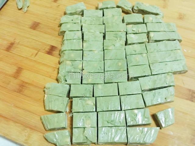 冷藏后切块，包糖纸和糯米纸保存。