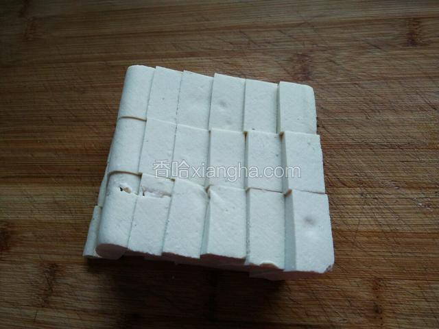 将豆腐沥干水分，切成厚块。