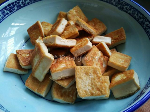 待两面都呈金黄色后盛起来。