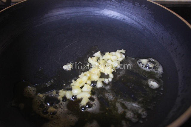 热锅，下黄油，黄油融化，放入蒜粒翻炒1分钟至出香味