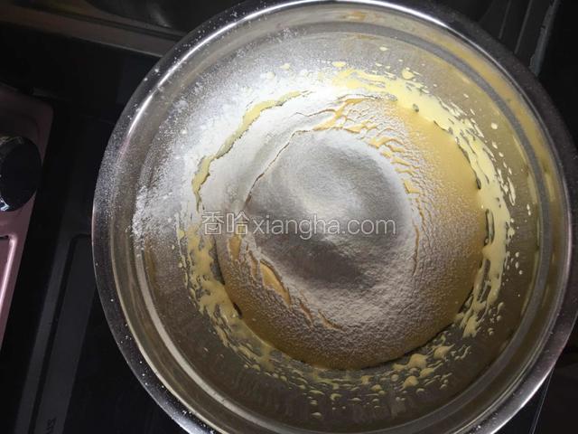 泡打粉和低筋面粉过筛，倒入蛋糊中