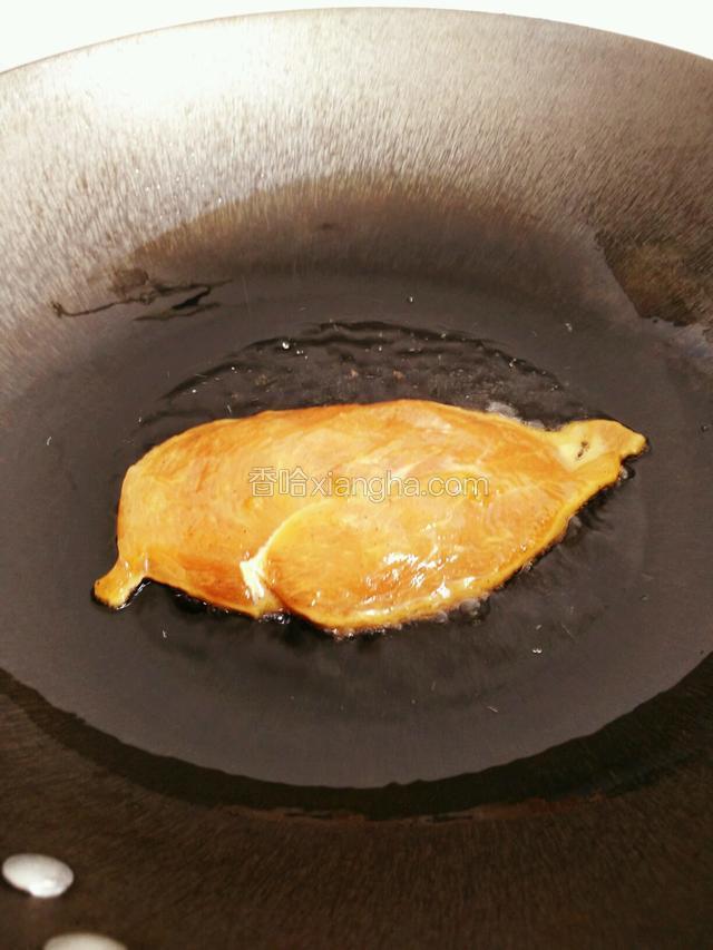 热锅倒油，（不是不粘锅所以油要稍多一点，差不多平时炒菜的量）
烧至五成热转小火，放入腌好的鸡肉