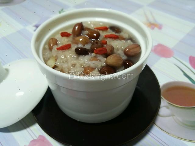 最家常的豆香味的糯米饭就做好了
再点缀几粒枸杞子就可以吃喽