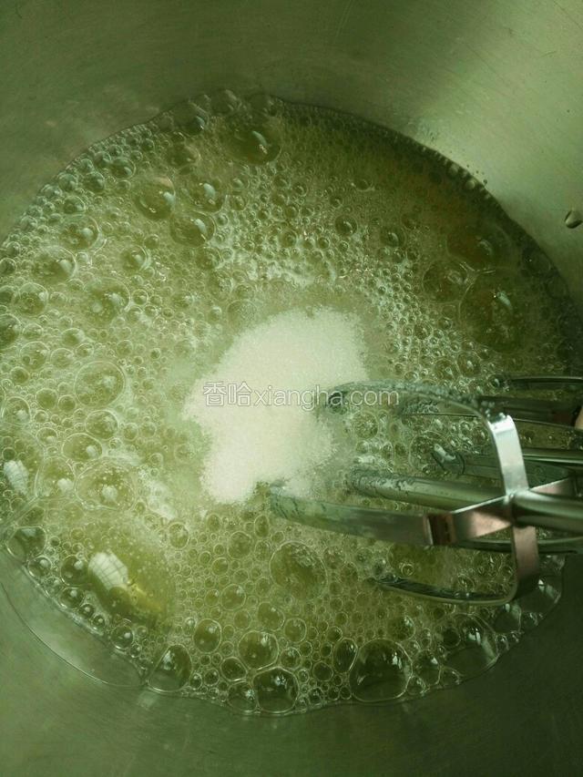 开始打发蛋白，滴两滴白醋先打发至有明显鱼眼状。再放入1/3的白糖打发。
