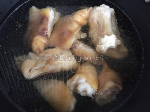 再次冷水下锅，放入少许花椒粉和料酒将水煮开2分钟。