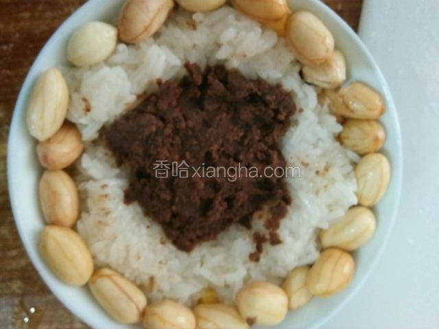 铺一层红豆沙，旁边铺上红枣，葡萄干，莲子。