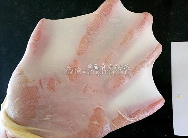 揉至完全阶段，能拉出结实的大片薄膜即可。
开始揉的时候白糖融化面团会比较粘手，之后越揉就会越光滑的。