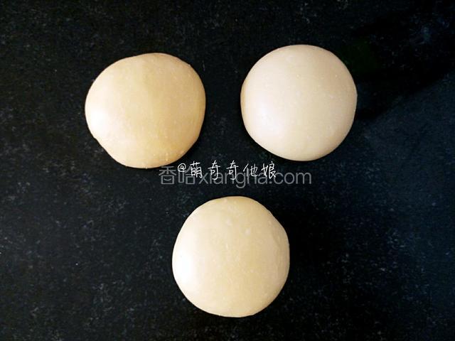 滚圆称重，并分割成三等份，滚圆盖保鲜膜松弛15分钟。
