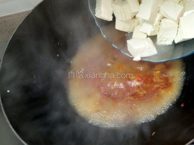 下入豆腐用中火慢慢烧至入味。