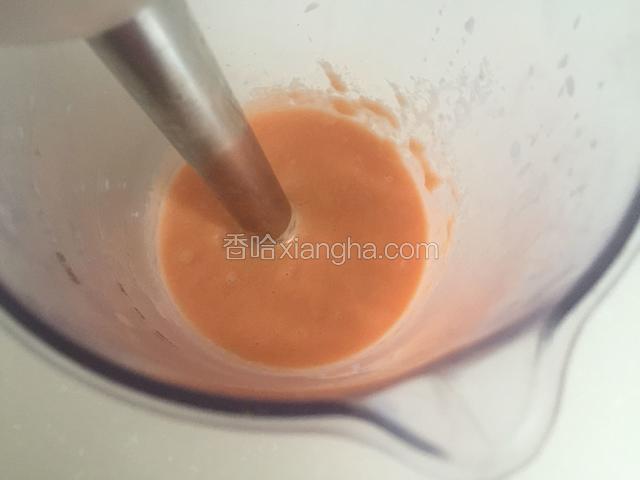 胡萝卜蒸熟后放入料理机，加少许水，打成泥。