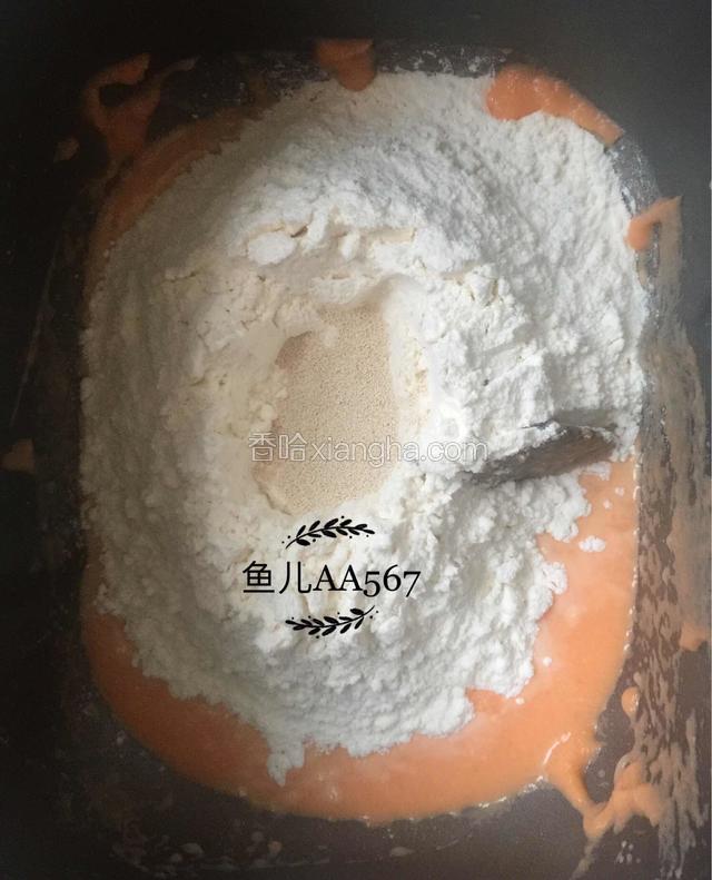 除黄油外所有材料放入面包机内，先放液体材料，然后是粉类，启动和面程序，和面30分钟。