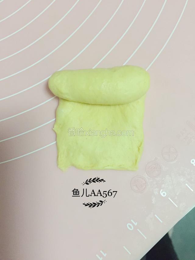 自上而下卷起，收口压薄收紧。