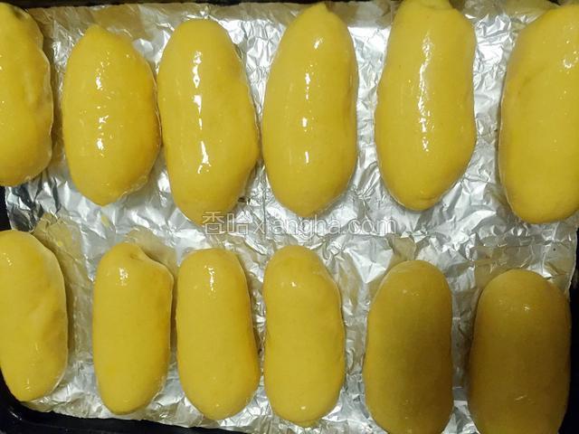 表面刷蛋液，烤箱175度预热五分钟，入烤箱175度烤15分钟。