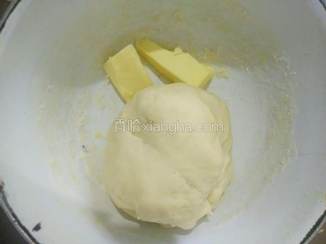 然后再加入软化好的黄油，继续揉至面团，使至黄油充分的揉进面团中，加入黄油后的面团也要揉至三四十分钟