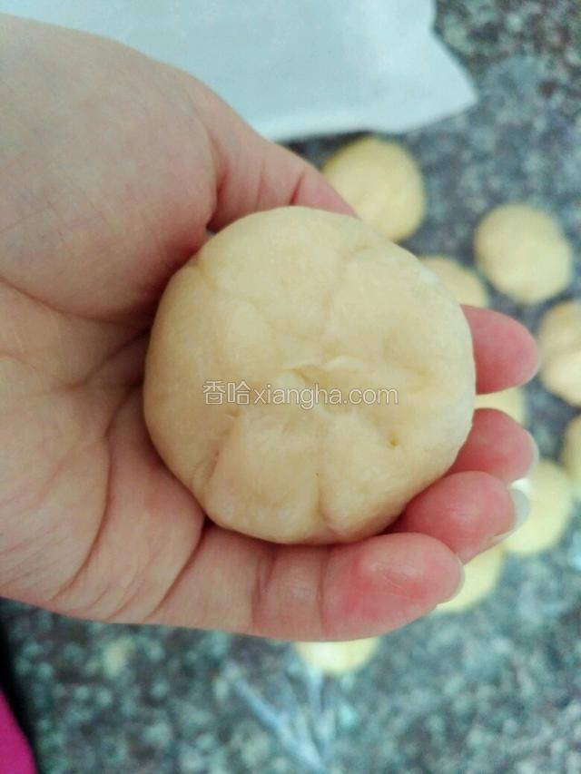 醒好的小面团，包入豆沙馅儿，利用虎口往上推，然后收紧，收口朝下，放在烤盘里（我的烤盘要粘，我在里面铺了油纸）