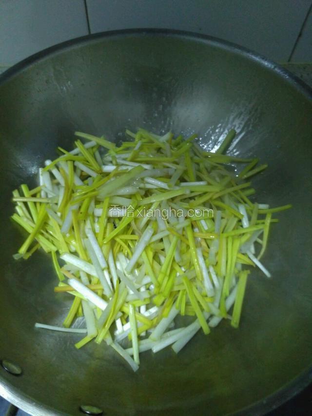 油热下大蒜炝锅，下蒜黄翻炒。