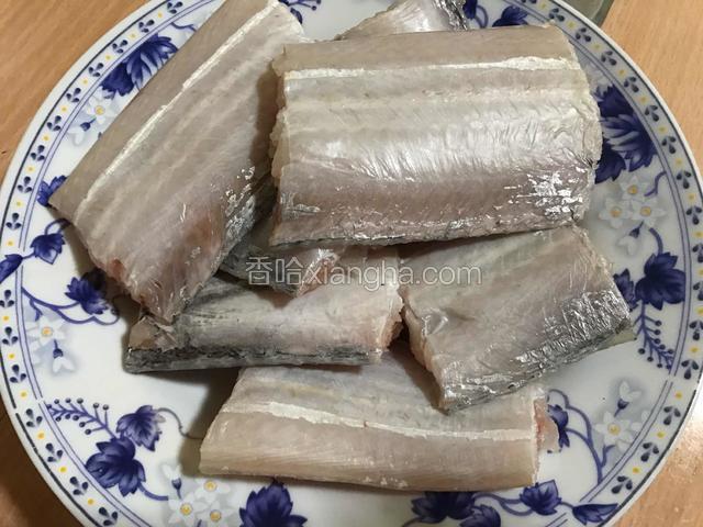 带鱼一条，清除内脏，去头去尾，表面刮鳞，里外冲洗干净，用剪子剪成10CM左右的段，控干水分备用。