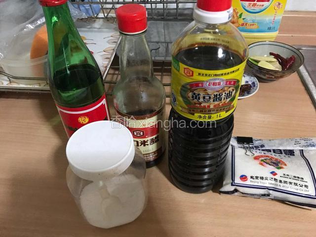 按图准备好所有调味料。