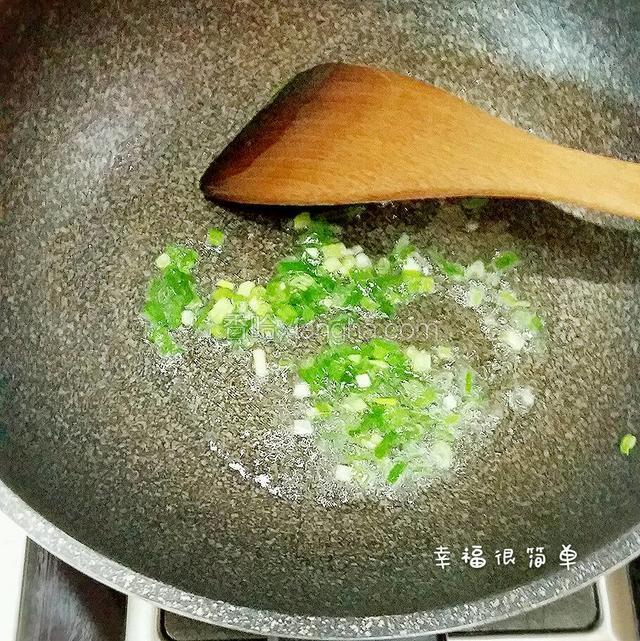 锅中放入适量清油，先放入葱花爆香。