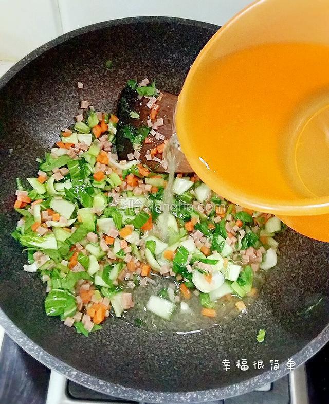 青菜炒塌后放入适量的清水。