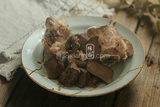 将猪横脷刮去苔；和猪骨一起洗净飞水（放入凉水中，大火煮开沸滚1~2分钟，然 后将水倒掉，冲洗干净）；