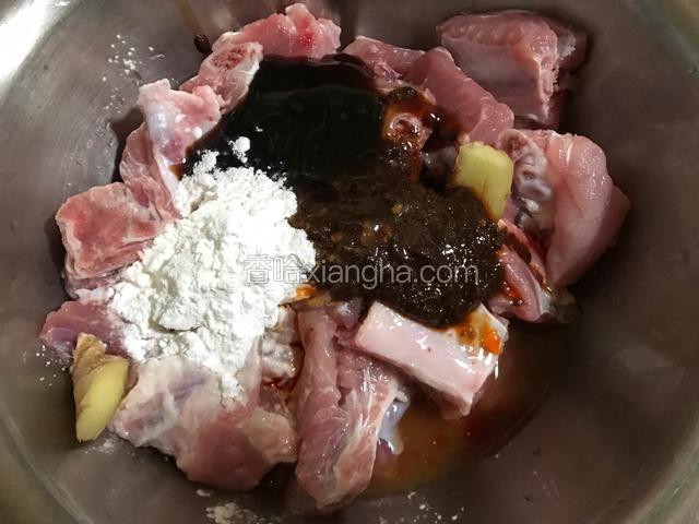 把蒸肉粉中的料包倒入排骨中，加入蚝油、料酒和干淀粉。