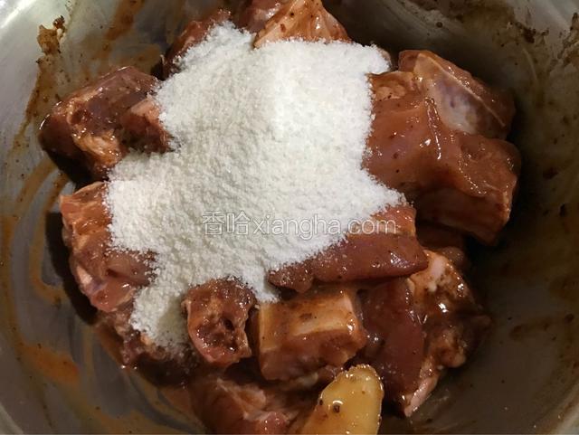 倒入蒸肉米粉。