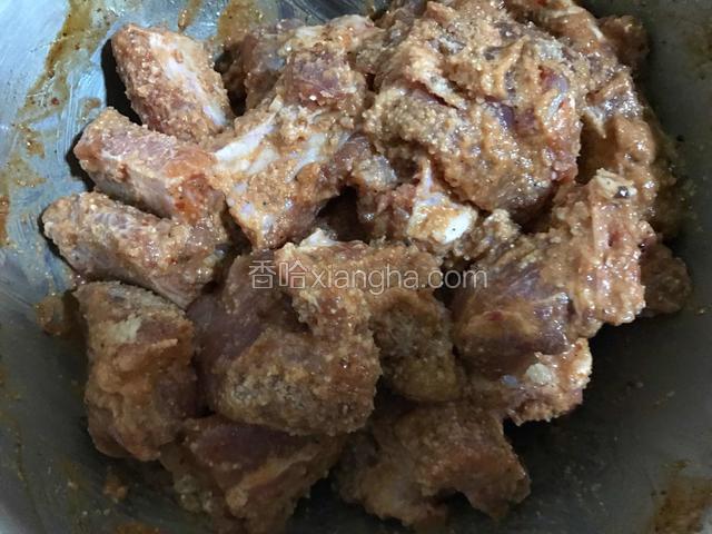 抓匀后使每块排骨上均匀地裹满米粉，腌制10分钟左右。
