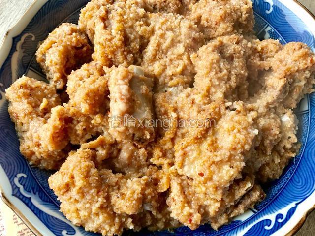 蒸好后的排骨酥烂可口，排骨中的油浸到了米饭中，香极啦！