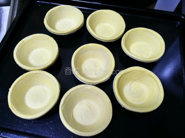 蛋挞皮提前解冻，冬天解冻慢，我是解冻了一夜。
