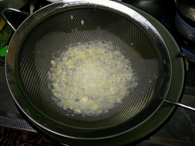 将蛋挞液过一次筛，这样口感会更细腻。